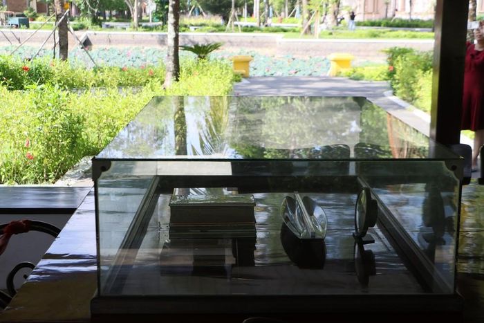 Hiện vật gắn liền với hoạt động của Bác được trưng bày tại nhà sàn. Ảnh: Hồng Thái - TTXVN