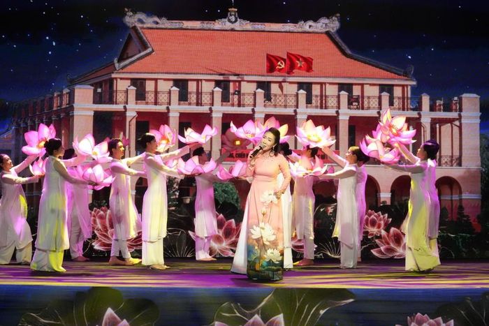 Đêm nghệ thuật “Hồ Chí Minh – Nguồn sáng dẫn đường” do đạo diễn Bình Hùng dàn dựng, với phần lời dẫn sâu sắc của nhà văn Trịnh Bích Ngân. Ảnh: Hữu Duyên - TTXVN