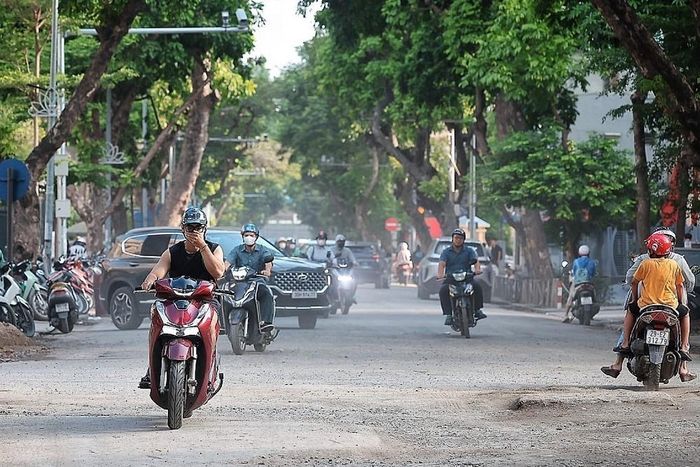 Việc đeo khẩu trang đúng cách giúp hạn chế phần nào tác động của bụi mịn và khói xe tới hệ hô hấp