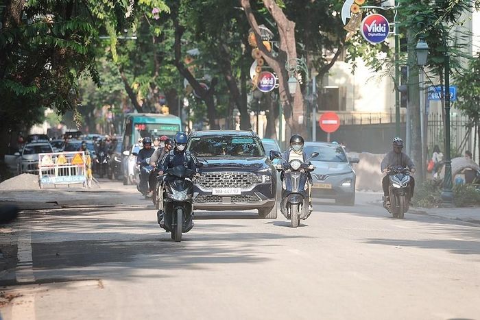 Không khí xuất hiện lớp bụi mỏng, đặc biệt ở sát mặt đường khi phương tiện lưu thông trên phố Tràng Thi