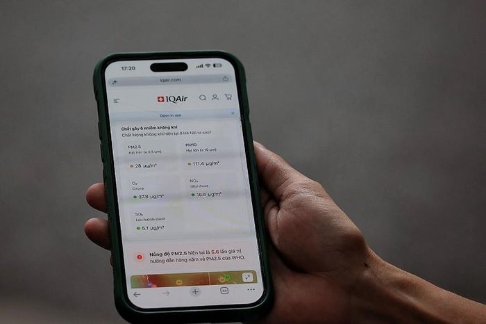 Người dân nên theo dõi chất lượng không khí qua IQAir/AirVisual để chủ động sử dụng khẩu trang, hạn chế ra ngoài khi chỉ số AQI tăng cao