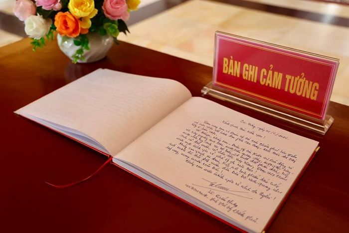 Phó Thủ tướng Lê Tiến Châu ghi cảm tưởng tại Khu di tích Pác Bó, tỉnh Cao Bằng - Ảnh: VGP/Thu Sa