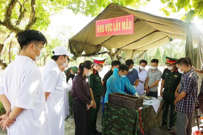 Quá trình lấy mẫu được thực hiện nghiêm ngặt theo quy trình kỹ thuật, bảo đảm khoa học, chính xác và trang nghiêm.