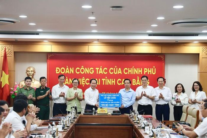 Phó Thủ tướng Chính phủ Lê Tiến Châu tặng ngành giáo dục tỉnh Cao Bằng 100 bộ máy tính - Ảnh: VGP/Thu Sa