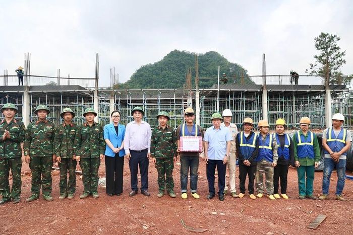 Phó Thủ tướng Lê Tiến Châu tặng quà chiến sĩ, công nhân, người lao động đang thi công trên công trường - Ảnh: VGP/Thu Sa
