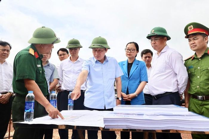 Phó Thủ tướng Lê Tiến Châu và đoàn công tác kiểm tra thực địa tại công trình Trường phổ thông nội trú tiểu học và trung học cơ sở Tổng Cọt (xã Tổng Cọt) - Ảnh: VGP/Thu Sa