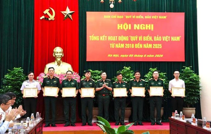 Đại tướng Nguyễn Tân Cương trao Bằng khen của Bộ trưởng Bộ Quốc phòng cho 10 cá nhân có thành tích xuất sắc trong công tác tuyên truyền, vận động ủng hộ Quỹ. Ảnh: VGP/Kim Liên