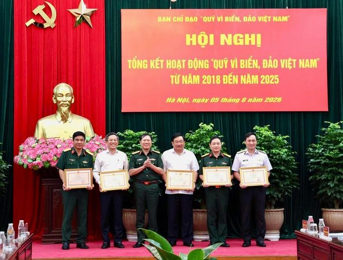 Đại tướng Nguyễn Tân Cương trao Bằng khen của Bộ trưởng Bộ Quốc phòng cho 5 tập thể có thành tích xuất sắc trong công tác tuyên truyền, vận động ủng hộ Quỹ. Ảnh: VGP/Kim Liên