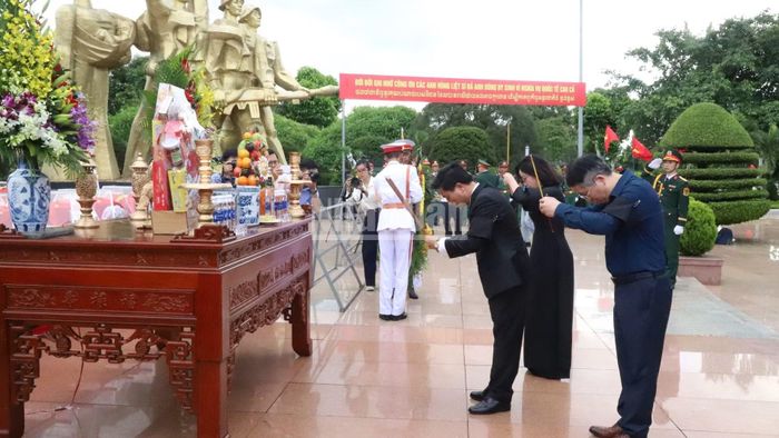 Phó Chủ tịch Quốc hội, Thượng tướng Nguyễn Doãn Anh và đoàn công tác dâng hương tưởng nhớ công lao to lớn của các anh hùng liệt sĩ.