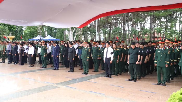 Các đại biểu dành phút mặc niệm tưởng nhớ công lao to lớn của các anh hùng liệt sĩ đã anh dũng chiến đấu, hy sinh vì độc lập, tự do của Tổ quốc và nghĩa vụ quốc tế cao cả.