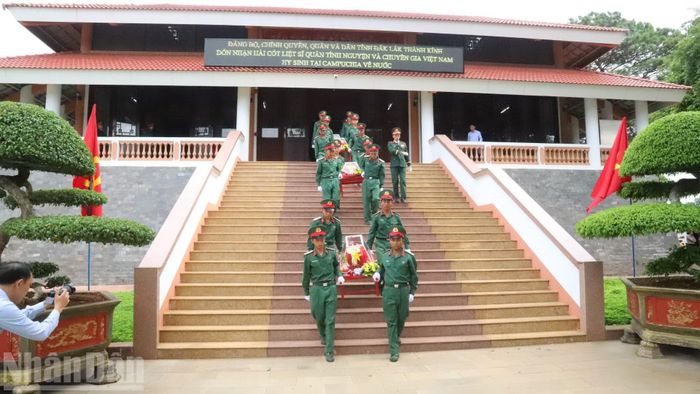 Đưa hài cốt các liệt sĩ tại Nhà thờ Chủ tịch Hồ Chí Minh, Đại tướng Võ Nguyên Giáp và các anh hùng liệt sĩ đến Nghĩa trang liệt sĩ tỉnh Đắk Lắk để an táng.