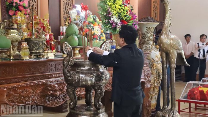 Phó Chủ tịch Quốc hội, Thượng tướng Nguyễn Doãn Anh dâng hương tưởng nhớ Chủ tịch Hồ Chí Minh, Đại tướng Võ Nguyên Giáp và các anh liệt sĩ tại Nhà thờ Chủ tịch Hồ Chí Minh, Đại tướng Võ Nguyên Giáp và các anh hùng liệt sĩ tại Nghĩa trang liệt sĩ tỉnh Đắk Lắk.