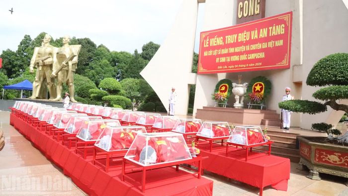 27 hài cốt liệt sĩ quân tình nguyện, chuyên gia Việt Nam đã chiến đấu, phục vụ chiến đấu và anh dũng hy sinh trong các thời kỳ chiến tranh trên đất bạn Campuchia, được Đội K51, Bộ Chỉ huy Quân sự tỉnh Đắk Lắk tìm kiếm, quy tập được trong mùa khô 2025-2026.