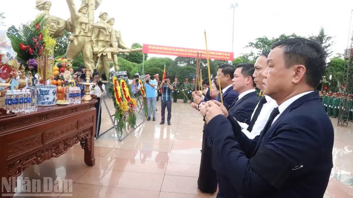 Lãnh đạo tỉnh Đắk Lắk dâng hương tưởng nhớ công lao to lớn của các anh hùng liệt sĩ.
