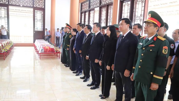 Phó Chủ tịch Quốc hội, Thượng tướng Nguyễn Doãn Anh và các đồng chí lãnh đạo Quân khu 5, tỉnh Đắk Lắk tưởng nhớ Chủ tịch Hồ Chí Minh, Đại tướng Võ Nguyên Giáp và các anh liệt sĩ tại Nhà thờ Chủ tịch Hồ Chí Minh, Đại tướng Võ Nguyên Giáp và các anh hùng liệt sĩ tại Nghĩa trang liệt sĩ tỉnh Đắk Lắk.