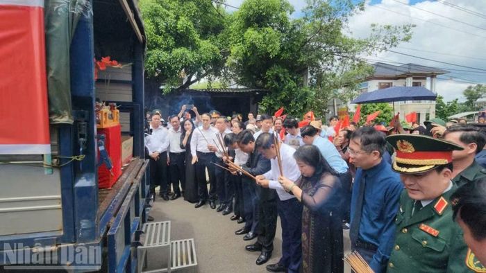 Phó Chủ tịch Quốc hội, Thượng tướng Nguyễn Doãn Anh và các đồng chí lãnh đạo Quân khu 5, tỉnh Đắk Lắk dâng hương đón các hài cốt liệt sĩ ở khu vực giáp ranh giữa tỉnh Lâm Đồng và Đắk Lắk.