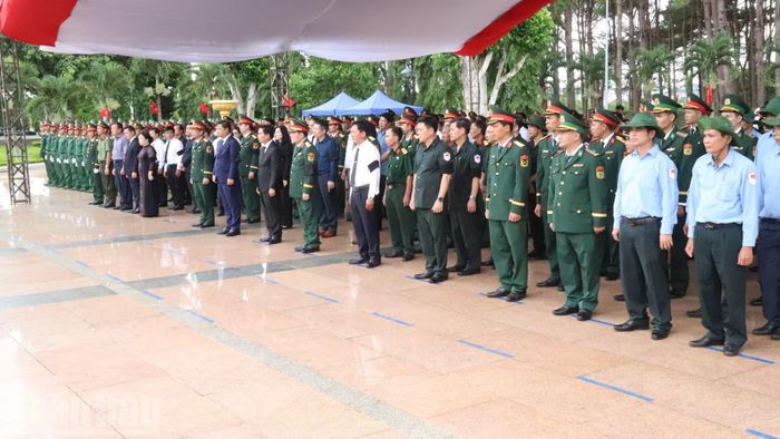 Các đại biểu dự lễ viếng, truy điệu và an táng.