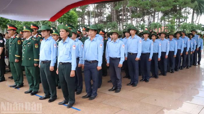 Cán bộ, chiến sĩ Đội K51, Bộ Chỉ huy Quân sự tỉnh Đắk Lắk tham gia tìm kiếm, quy tập được trong mùa khô 2025-2026 tham dự buổi lễ.