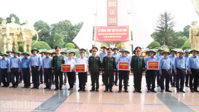 Bộ Tư lệnh Quân khu 5 tặng quà cho đội K51, Bộ Chỉ huy Quân sự tỉnh Đắk Lắk và những người quản trang Nghĩa trang Liệt sĩ tỉnh.