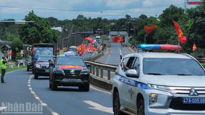 Đoàn xe của tỉnh Đắk Lắk đón 27 hài cốt liệt sĩ quân tình nguyện, chuyên gia Việt Nam đã chiến đấu, phục vụ chiến đấu và anh dũng hy sinh trong các thời kỳ chiến tranh trên đất bạn Campuchia về với đất mẹ.