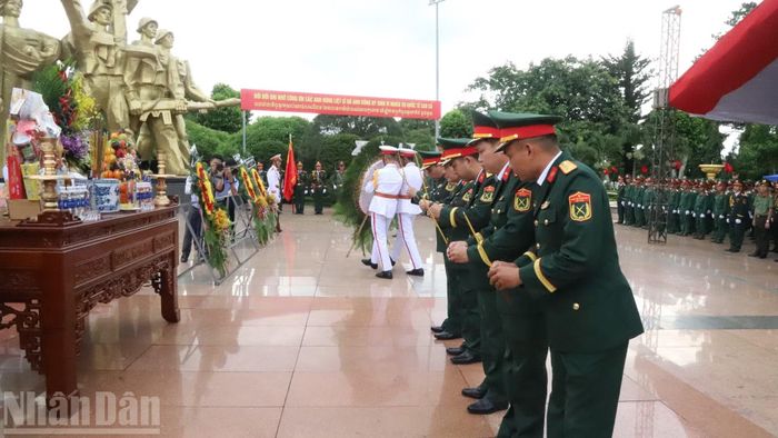 Đoàn công tác Quân khu 5 dâng hương tưởng nhớ công lao to lớn của các anh hùng liệt sĩ.