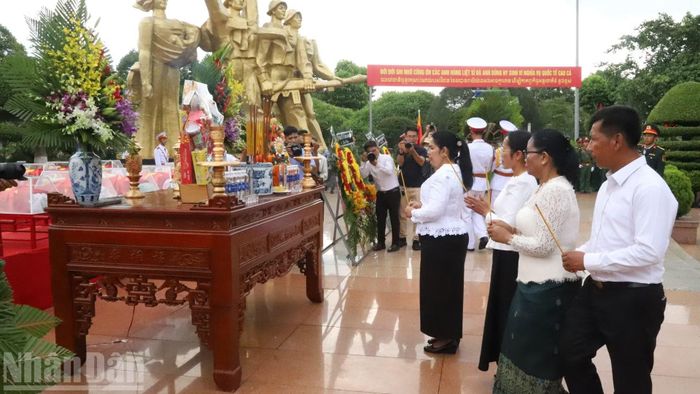 Đoàn công tác tỉnh Mondulkiri, Vương quốc Campuchia dâng hương tưởng nhớ công lao to lớn của các anh hùng liệt sĩ Việt Nam đã anh dũng chiến đấu, hy sinh vì độc lập, tự do của Tổ quốc và nghĩa vụ quốc tế cao cả.