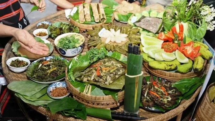 Lễ hội Ẩm thực truyền thống đã giới thiệu đến du khách và công chúng các món ăn đặc sắc của đồng bào Pa Cô, Tà Ôi, Cơ Tu… sinh sống tại các xã A Lưới và Nam Đông, Khe Tre (thành phố Huế).