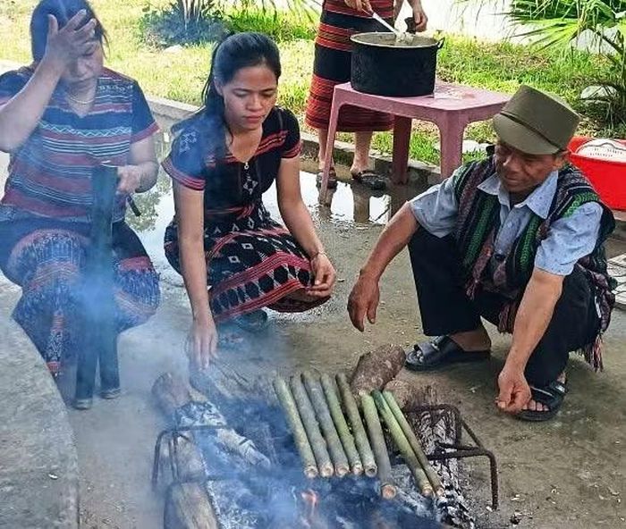 Nổi bật nhất phải kể đến cơm lam - món ăn quen thuộc của đồng bào Tà Ôi, Pa Cô trong các chuyến đi rừng, đi nương.