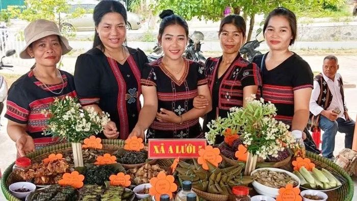 Đội thi ẩm thực đến từ xã A Lưới 5 với những món ăn truyền thống tiêu biểu của đồng bào các dân tộc Cơ Tu, Tà Ôi để giới thiệu với du khách.
