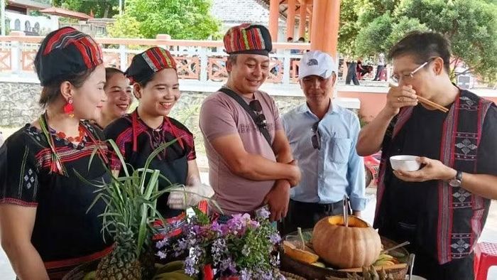 Tại lễ hội, các đội thi đã mang đến hàng chục món ăn tiêu biểu, tái hiện sinh động bữa cơm truyền thống của đồng bào các dân tộc miền núi.