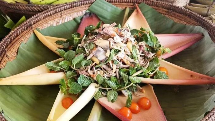 Bà con sử dụng các loại rau dớn, tàu bay, măng rừng, đọt mây... cùng các loại gia vị bản địa chỉ có ở vùng núi Trường Sơn để chế biến món ăn theo phương thức truyền thống.