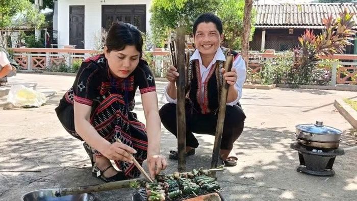 Hương thơm của cơm lam, thịt nướng ống tre, cá suối nướng, bánh sừng trâu, các loại rau rừng hòa quyện trong làn khói bếp tạo nên một bức tranh sinh động về đời sống văn hóa của đồng bào các dân tộc vùng cao.
