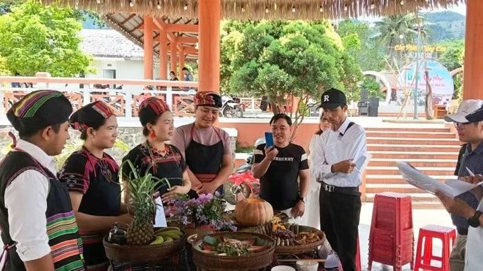  Lễ hội ẩm thực là một trong những hoạt động thiết thực nhằm tiếp tục hiện thực hóa mục tiêu bảo tồn và phát huy bản sắc văn hóa truyền thống tại A Lưới. 