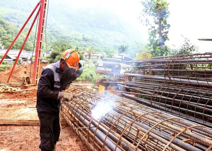 Đơn vị thi công phấn đấu hoàn thành cầu Tùng Tạo vào cuối năm 2026.