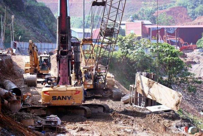 Thi công tuyến kè gia cố, bảo vệ ta-luy âm Quốc lộ 2, phường Hà Giang 1.