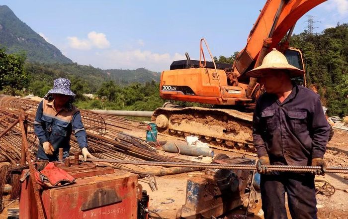 Trên công trường xây dựng tuyến kè gia cố, bảo vệ ta-luy âm Quốc lộ 2, công nhân miệt mài lao động dưới nắng hè gay gắt.
