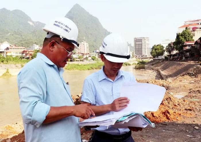 Ông Nguyễn Văn Vinh, Quyền Giám đốc Ban Quản lý dự án và Dịch vụ phường Hà Giang 1, kiểm tra tiến độ công trình khắc phục thiên tai kè chống sạt lở phía sau khu dân cư tổ 36.