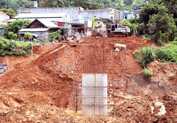 Khẩn trương thi công cầu Tùng Tạo khẩn trương hoàn thành các hạng mục dưới lòng sông Miện trước tháng cao điểm mưa lũ.