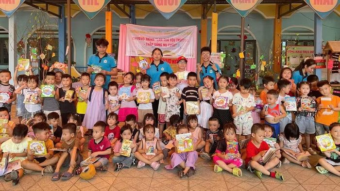 Minh Khang cũng tích cực tham gia nhiều hoạt động cộng đồng.