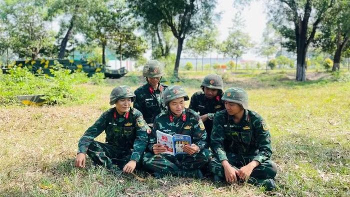 Bộ đội đọc sách trong giờ nghỉ giải lao.