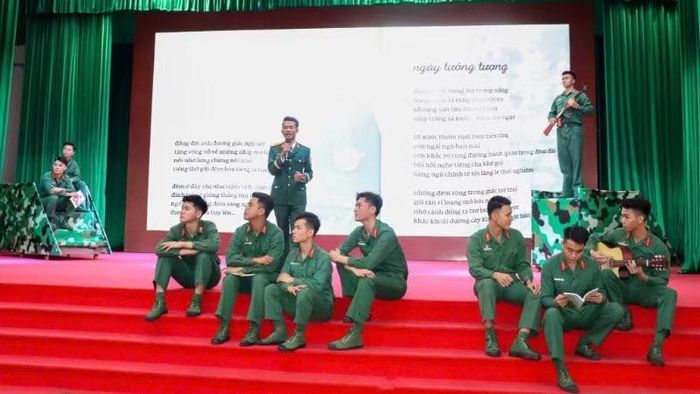 Thơ ca bồi đắp đời sống tinh thần của những người lính.