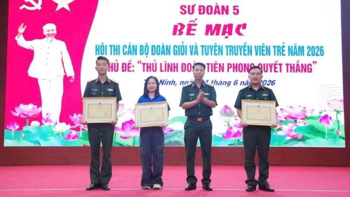 Trung úy Trần Việt Hoàng (ngoài cùng bên trái) nhận khen thưởng từ hội thi của đơn vị.