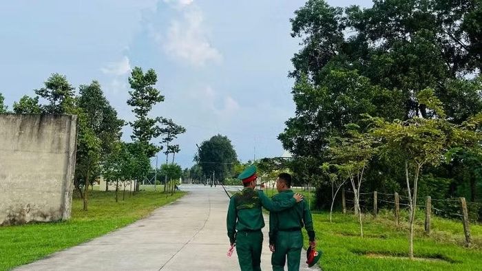 Thắm tình đồng đội.