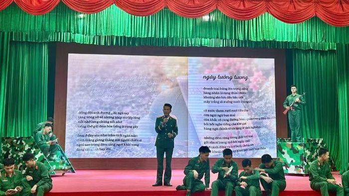 Trung úy Trần Việt Hoàng (cầm mic) tham gia trình diễn thơ.