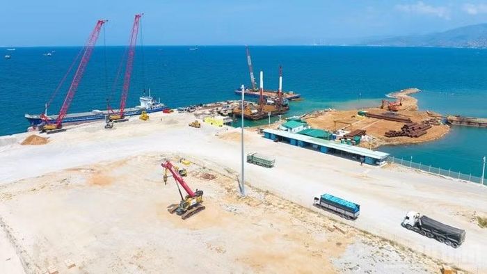 Cảng biển tổng hợp Cà Ná giữ vai trò là mắt xích logistics chiến lược, đáp ứng nhu cầu vận chuyển hàng hóa của các khu, cụm công nghiệp trong khu vực và các vùng kinh tế lân cận trong tương lai.