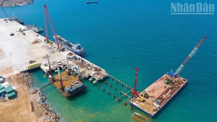 Các đơn vị xây dựng đang tập trung triển khai hạng mục cọc khoan nhồi và san lấp mặt bằng để thi công Cảng 1B.