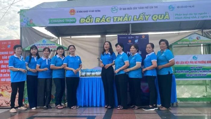 Gian hàng đổi rác lấy quà tại lễ phát động.