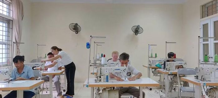 Con các nạn nhân chất độc da cam học may tại Trung tâm Bảo trợ xã hội nạn nhân chất độc da cam dioxin.