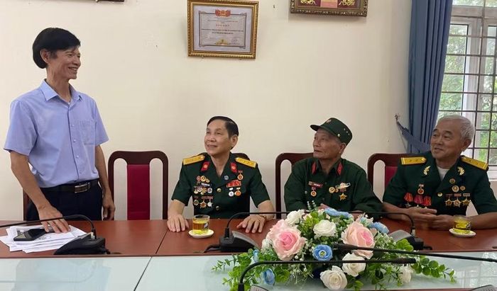 Giám đốc Trung tâm Bảo trợ xã hội nạn nhân chất độc da cam/dioxin Nguyễn Thăng Long gặp một số cựu chiến binh là nạn nhân chất độc da cam khi đến xông hơi giải độc.