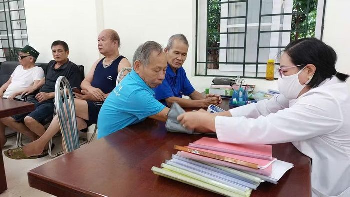 Đo huyết áp cho các bệnh nhân trước khi vào xông hơi giải độc.